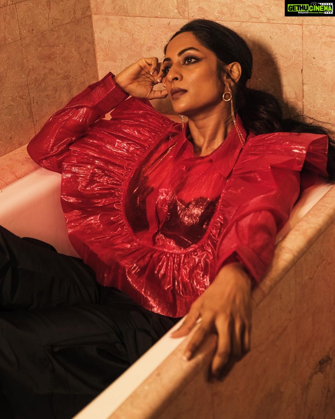 Sriya Reddy Instagram - Muse : @sriya_reddy Makeup : @makeupbyurmikaur Location : @tajlandsend #southindianactress #movies #promotion #amazonprime #fashion #bathtub #followforfollowback #beauty #actress #bollywood #movies #cinemaa Taj Lands End, Mumbai