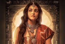 Suhasini Maniratnam Instagram - Vengeance has a beautiful face! Meet Nandini, the Queen of Pazhuvoor! #PS1 releasing in theatres on 30th September in Tamil, Hindi, Telugu, Malayalam and Kannada. 🗡@madrastalkies @lyca_productions #ManiRatnam @arrahman @the_real_chiyaan @jayamravi_official @karthi_offl @aishwaryaraibachchan_arb @trishakrishnan @aishu__ @sobhitad | Prabhu | @r_sarath_kumar @actorjayaram_official @joinprakashraj | Jayachitra | @rahman_actor @iamvikramprabhu @ashwinkakumanu @lal_director @radhakrishnan_parthiban @riyazkhan09 @mohanraman0304 @primevideoin @arjunchidambaram @babuantonyactorofficial @r_varman_ | ThotaTharrani | @sreekar.prasad | Jeyamohan | @siva_ananth @brinda_gopal @ekalakhani | VikramGaikwad | @kishandasjewellery @ny_vfxwaala @redchillies.color @vidhyasubramanian_art | Kumaravel | @gopiprasannaa @johnsoncinepro @ajayjohns2018