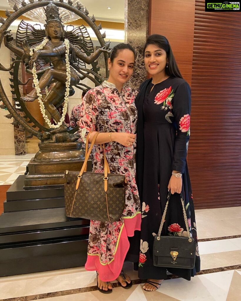 Suja Varunee Instagram - 💝 My 1st ever Special Lunch Date with a special friend @saranya.sakthikumar ♥️ I fell in love with her the very first time we both met! And that’s very rare for me! For me it always takes time, but this sweetheart and I after our first encounter have been longing to meet ! Finally today was the day! Thank you so much for the awesome lunch dear ❤️ Love your humbleness ❤️ Cheers to more good bonding & memories 🥰😘🤗 #lunchdate #lunchdate❤️ #lunchdate🍴 #instantlove #taj #southernspice Taj Coromandel