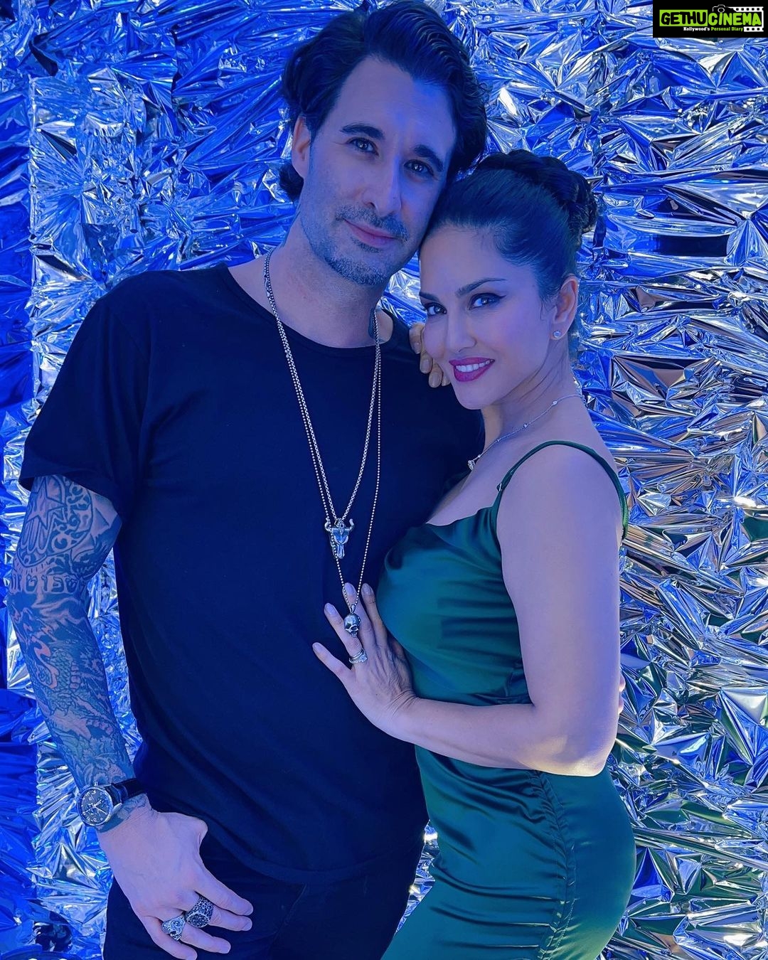 Sunny Leone Instagram - My date on a sat night @dirrty99
