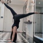 Sunny Leone Instagram - The Y Challenge!! 🤸‍♂ . . #remix #SunnyLeone #remixwithme #IGreels #reelitfeelit