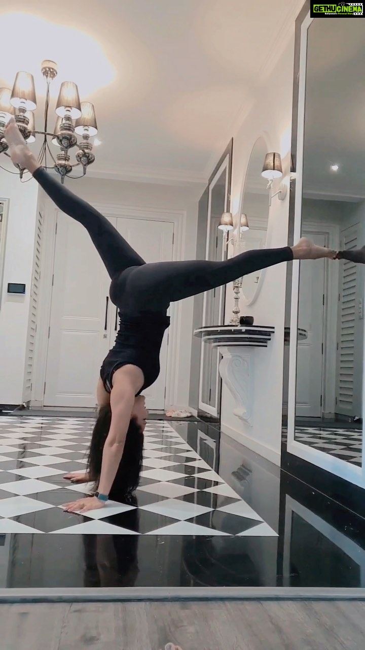 Sunny Leone Instagram - The Y Challenge!! π€Έββ . . #remix #SunnyLeone #remixwithme #IGreels #reelitfeelit