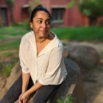 Swara Bhaskar Instagram - No filter, only sunlight and @sabka.malik.ek.taa ‘s fancy new phone camera! 😎💛✨ #anytimeposer
