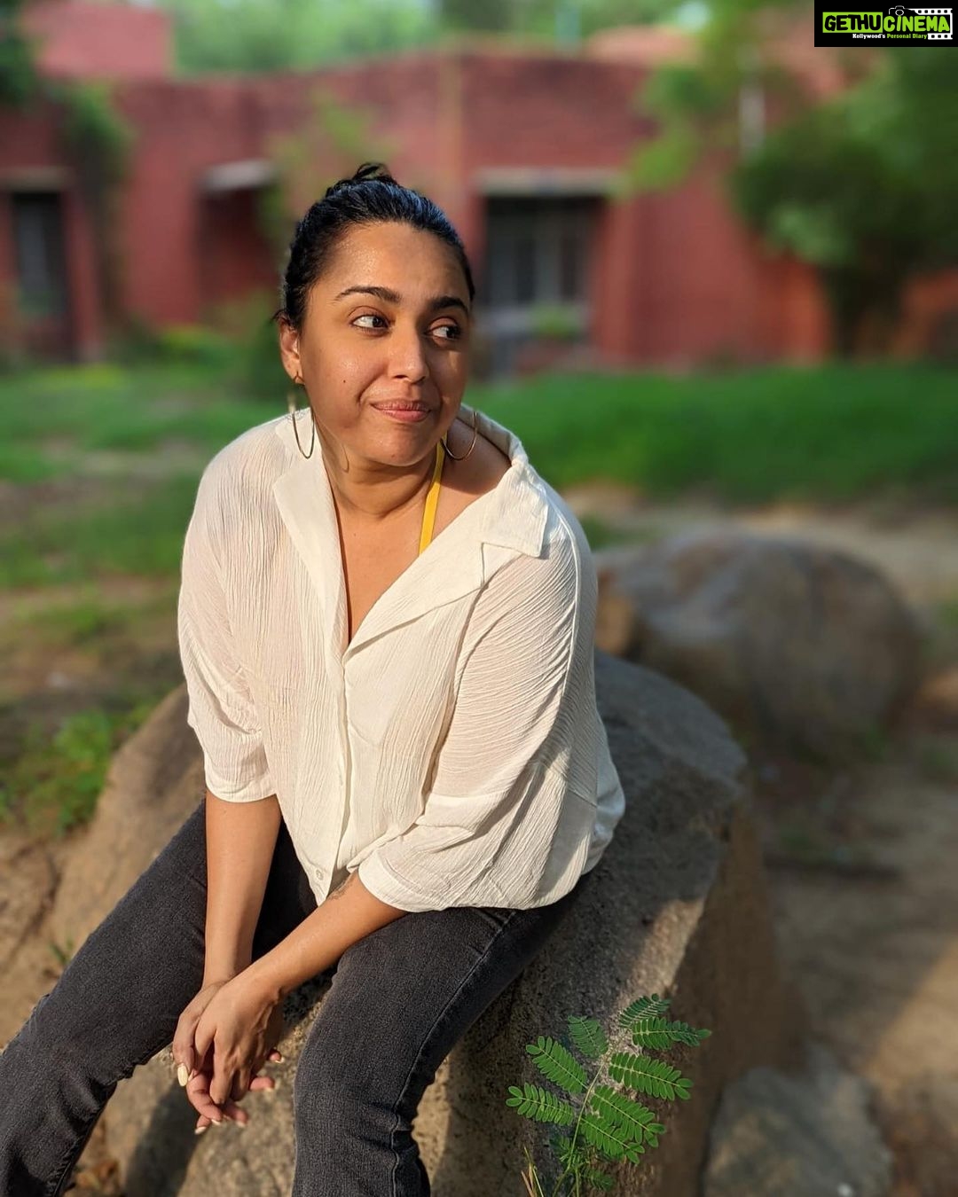 Swara Bhaskar Instagram - No filter, only sunlight and @sabka.malik.ek.taa ‘s fancy new phone camera! 😎💛✨ #anytimeposer