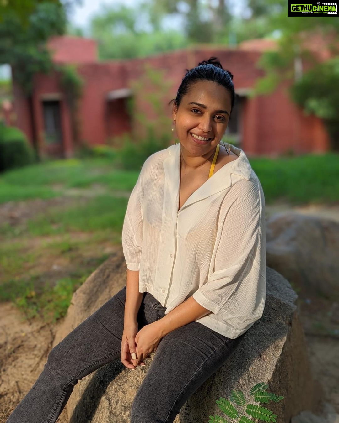 Swara Bhaskar Instagram - No filter, only sunlight and @sabka.malik.ek.taa ‘s fancy new phone camera! 😎💛✨ #anytimeposer