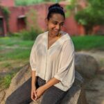 Swara Bhaskar Instagram – No filter, only sunlight and @sabka.malik.ek.taa ‘s fancy new phone camera! 😎💛✨
#anytimeposer
