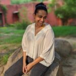 Swara Bhaskar Instagram - No filter, only sunlight and @sabka.malik.ek.taa ‘s fancy new phone camera! 😎💛✨ #anytimeposer