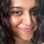 Swara Bhaskar Instagram - Literally made a video of me preening with my dark circles and scars and pigmentation and spots and all! (Had to send a barefaced /no make up /skin tone video to a director) .. Vibe I’m going with : Jhallaas of the world unite! You have nothing to lose but a couple of skincare brands!! 🤣🤣🤣🤷🏽‍♀️🤷🏽‍♀️🤷🏽‍♀️✨✨✨