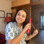 Swara Bhaskar Instagram - I love my curly hair but it doesn’t hurt to try something new😅 Loving the Dyson Corrale hair straightener It’s cordless, easy to use and doesn’t cause extreme heat☺️ @dyson_india #DysonIndia#DysonHair#gifted With @stylistsony