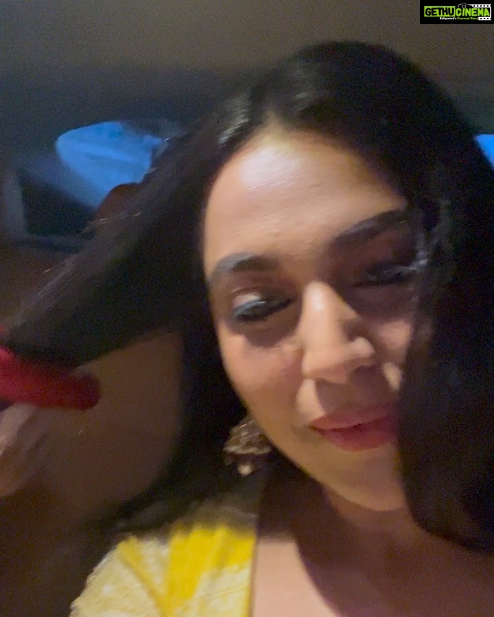Swara Bhaskar Instagram - I love my curly hair but it doesn’t hurt to try something new😅 Loving the Dyson Corrale hair straightener It’s cordless, easy to use and doesn’t cause extreme heat☺️ @dyson_india #DysonIndia#DysonHair#gifted With @stylistsony