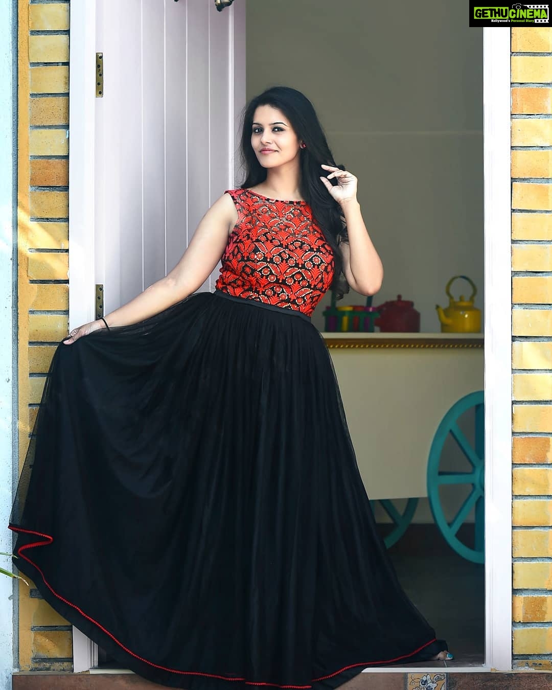 Swathishta Krishnan Instagram - Let the weekend therapy begin💗 Retouch @vijayvendhan Thank you so much 😊 . . . . .#indiaglitztelugu #malayalamcinemas #malayalammoviesongs #mollywood #telugucinema #tamil #kollywoodmovie #jewellery #gowns #bluegown #tiktokgirls #tamilheroines #behindwoods #behindwoodsgoldmedals