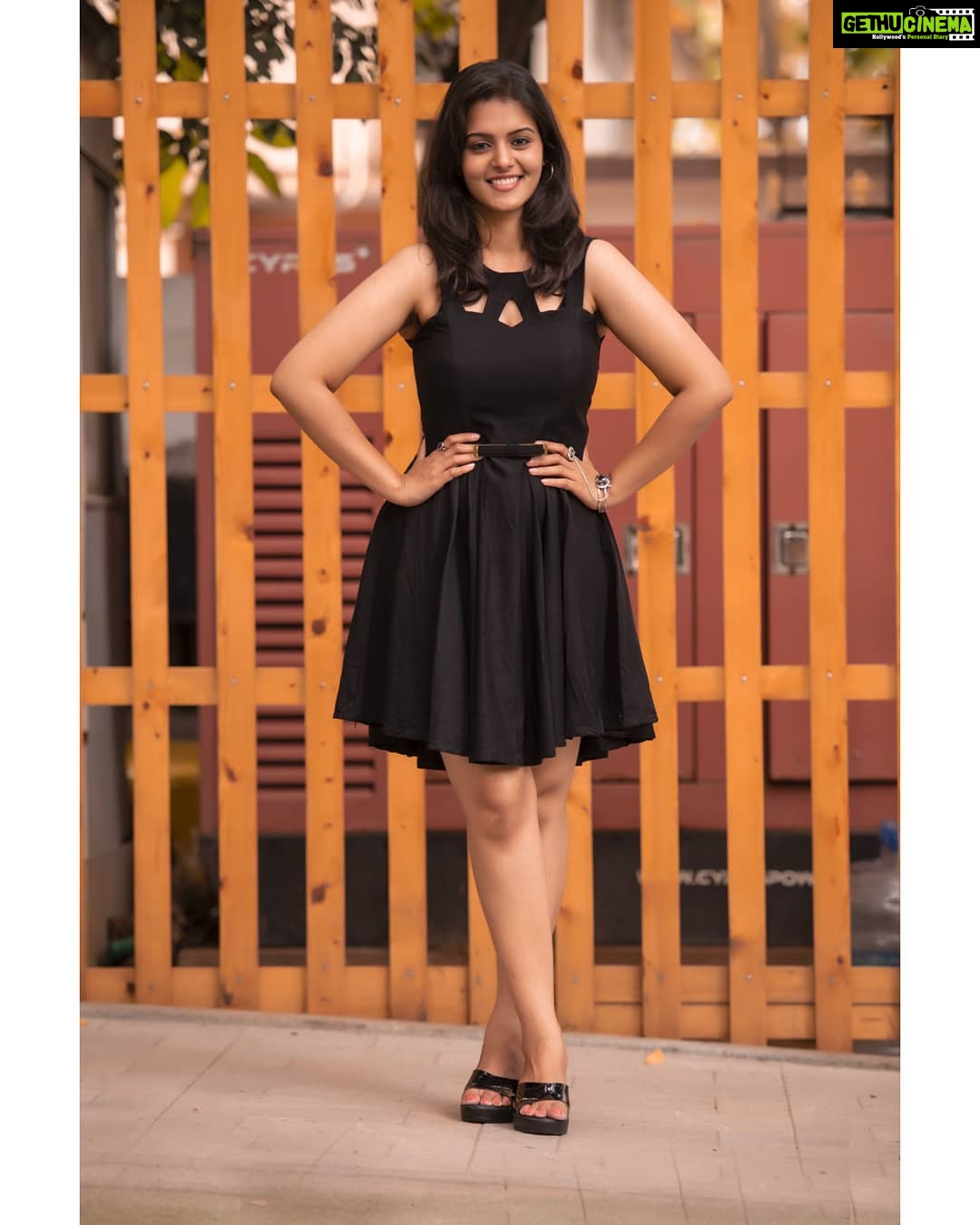 Swathishta Krishnan Instagram - Black 🖤 Wearing @blendinstyle 😘 📸 my favorite @vijayvendhan🤓 Retouch super talented n my recent favorite...can't thank him enough @framemadras ☺️☺️ . . . . . . ..#behindwoods #behindwoodsgoldmedals #tamilactors #indiaglitztelugu #malayalamcinemas #malayalammoviesongs #mollywood #telugucinema #tamil #kollywoodmovie #jewellery #gowns #bluegown #tiktokgirls #tamilheroines #behindwoods #behindwoodsgoldmedals#malayalamsongs #malayalamcinema #malayalamsongs #malayalam #malayalamheroines #malayalammonday #kollywoodqueen #behindwoods #indiaglitzmalayalam #asianet Osteria by That Madras Place