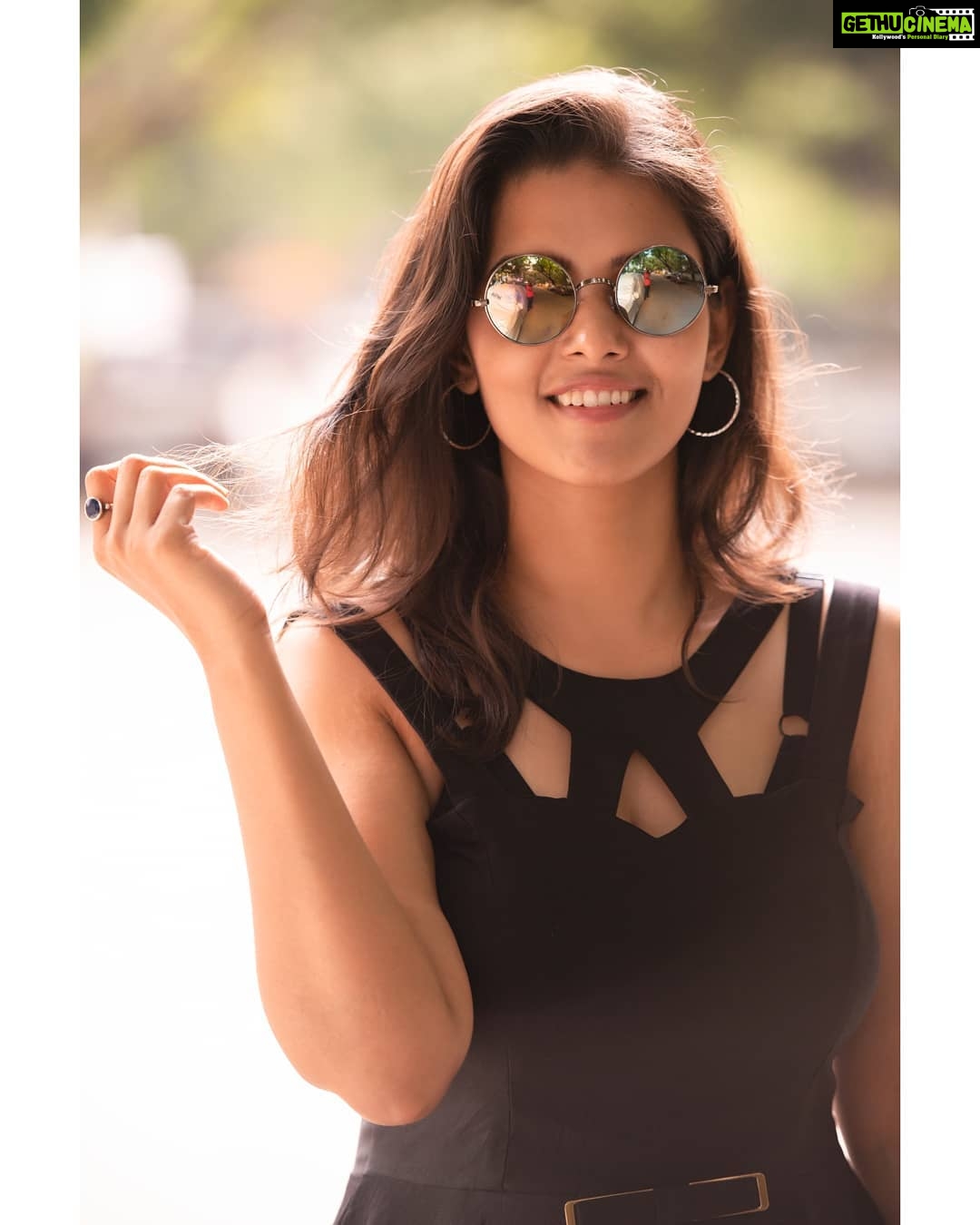 Swathishta Krishnan Instagram - Black 🖤 Wearing @blendinstyle 😘 📸 my favorite @vijayvendhan🤓 Retouch super talented n my recent favorite...can't thank him enough @framemadras ☺️☺️ . . . . . . ..#behindwoods #behindwoodsgoldmedals #tamilactors #indiaglitztelugu #malayalamcinemas #malayalammoviesongs #mollywood #telugucinema #tamil #kollywoodmovie #jewellery #gowns #bluegown #tiktokgirls #tamilheroines #behindwoods #behindwoodsgoldmedals#malayalamsongs #malayalamcinema #malayalamsongs #malayalam #malayalamheroines #malayalammonday #kollywoodqueen #behindwoods #indiaglitzmalayalam #asianet Osteria by That Madras Place