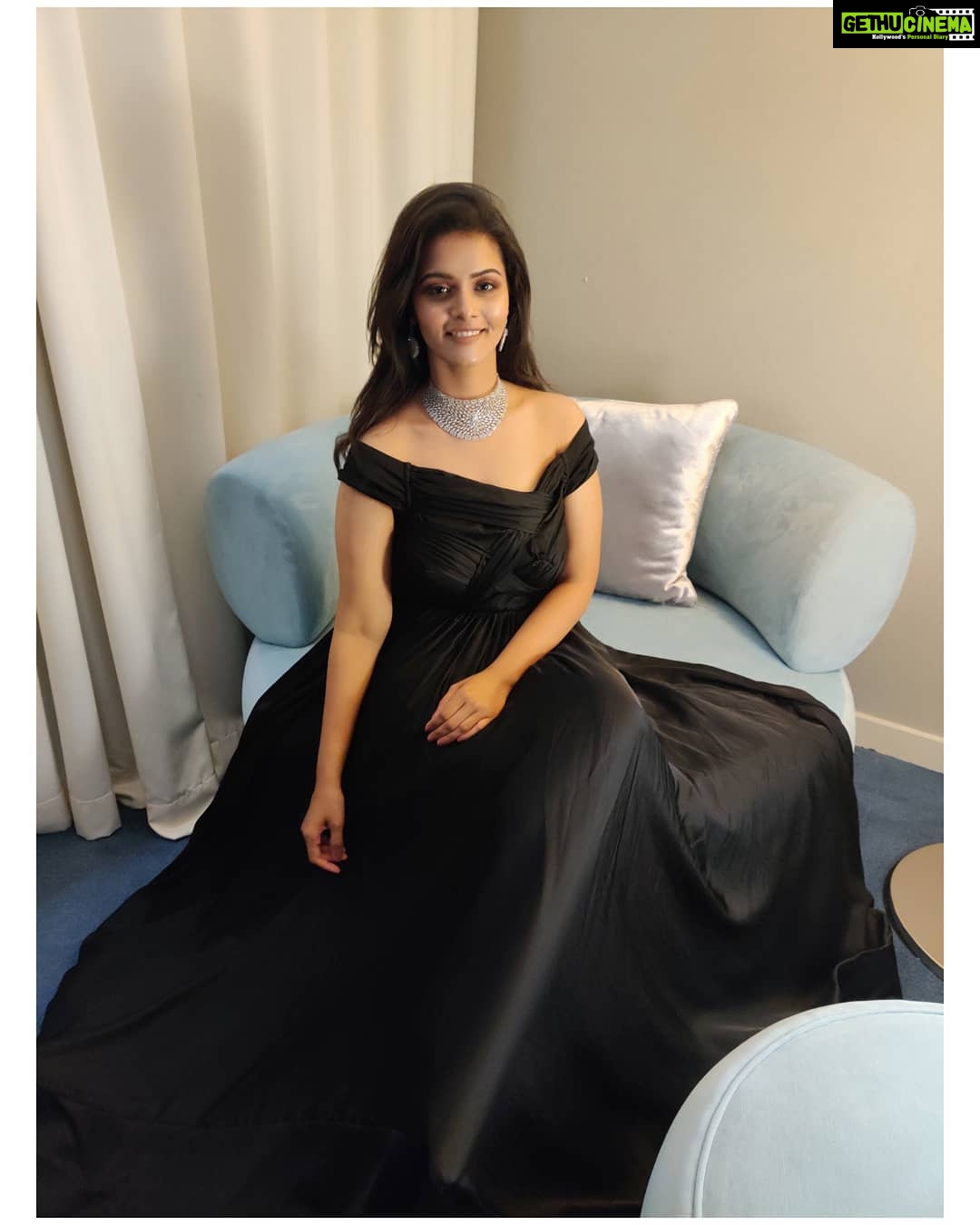 Swathishta Krishnan Instagram - Outfit @yoshnasbyela Makeup @saisaipalma Hair @yhenglhynn Jewellery @fineshinejewels 🥰 . . . . ..#behindwoods #behindwoodsgoldmedals #tamilactors #indiaglitztelugu #malayalamcinemas #malayalammoviesongs #mollywood #telugucinema #tamil #kollywoodmovie #jewellery #gowns #bluegown #tiktokgirls #tamilheroines #behindwoods #behindwoodsgoldmedals#malayalamsongs #malayalamcinema #malayalamsongs #malayalam #malayalamheroines #malayalammonday #kollywoodqueen #behindwoods #indiaglitzmalayalam #asianet W Hotel Doha