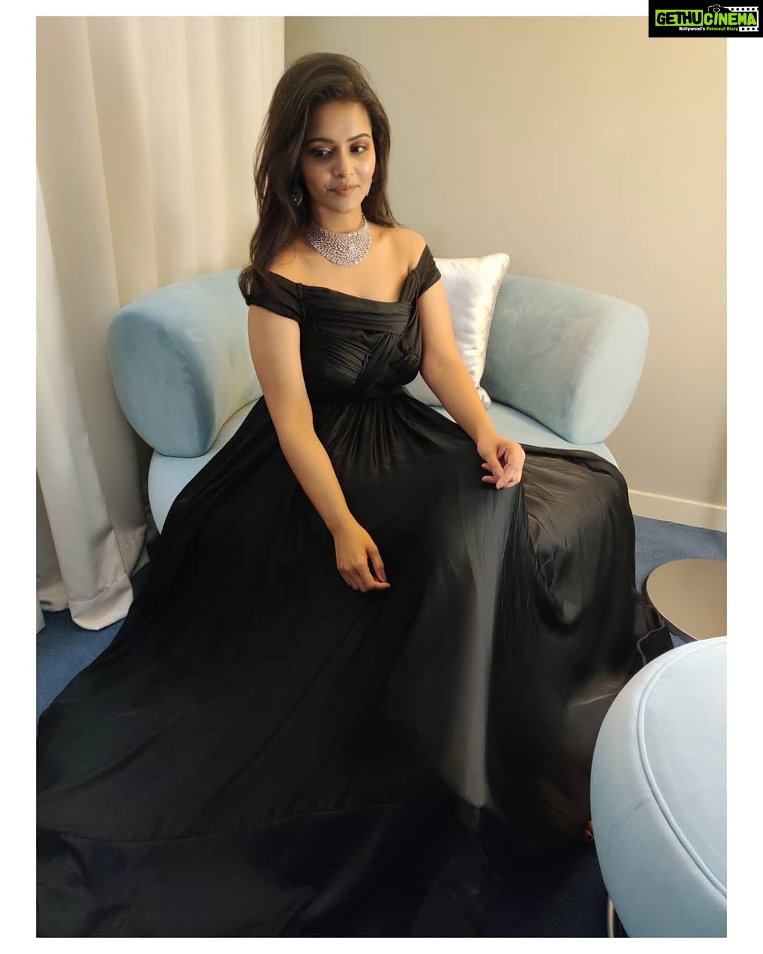 Swathishta Krishnan Instagram - Outfit @yoshnasbyela Makeup @saisaipalma Hair @yhenglhynn Jewellery @fineshinejewels 🥰 . . . . ..#behindwoods #behindwoodsgoldmedals #tamilactors #indiaglitztelugu #malayalamcinemas #malayalammoviesongs #mollywood #telugucinema #tamil #kollywoodmovie #jewellery #gowns #bluegown #tiktokgirls #tamilheroines #behindwoods #behindwoodsgoldmedals#malayalamsongs #malayalamcinema #malayalamsongs #malayalam #malayalamheroines #malayalammonday #kollywoodqueen #behindwoods #indiaglitzmalayalam #asianet W Hotel Doha