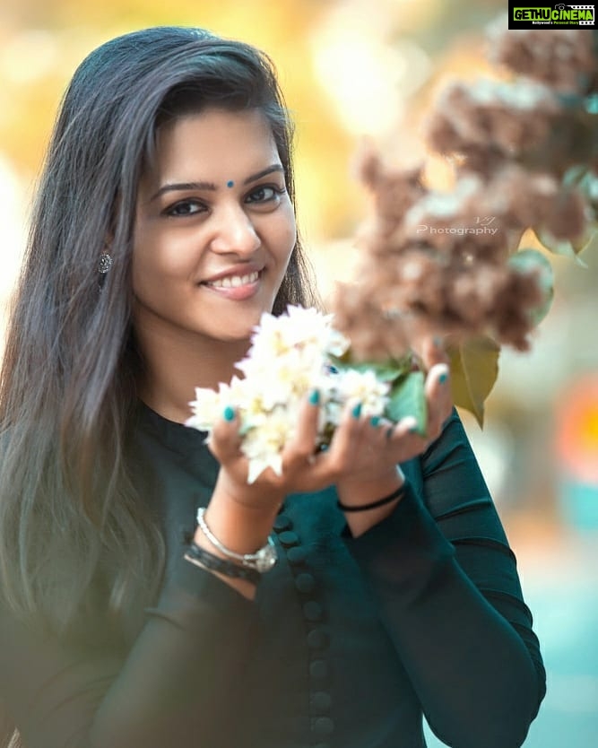 Swathishta Krishnan Instagram - Floral 🌸🌸 Wearing @aarna.label Photography @vijayvendhan PR @sathish_pro . . . #telugusongs #telugucineama #tollywoodactress #tollywoodactor #malayalamcinemas #malayalammovies #beingmalayalee #tamilponnungada #tamilcinemaspecial #tamilsongs