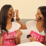 Swathishta Krishnan Instagram - Some masking time 🌸 Check out on the link in bio 😀 @carbon_bae @athigna Follow @dreamwella_official . . . #eveningskincare #fashionista #fashionblogger #beautyvideos #lifestyle #lifehacks #dreamwella #pink #lifestlye #summerskincare #summerhairgoals #girlsquad