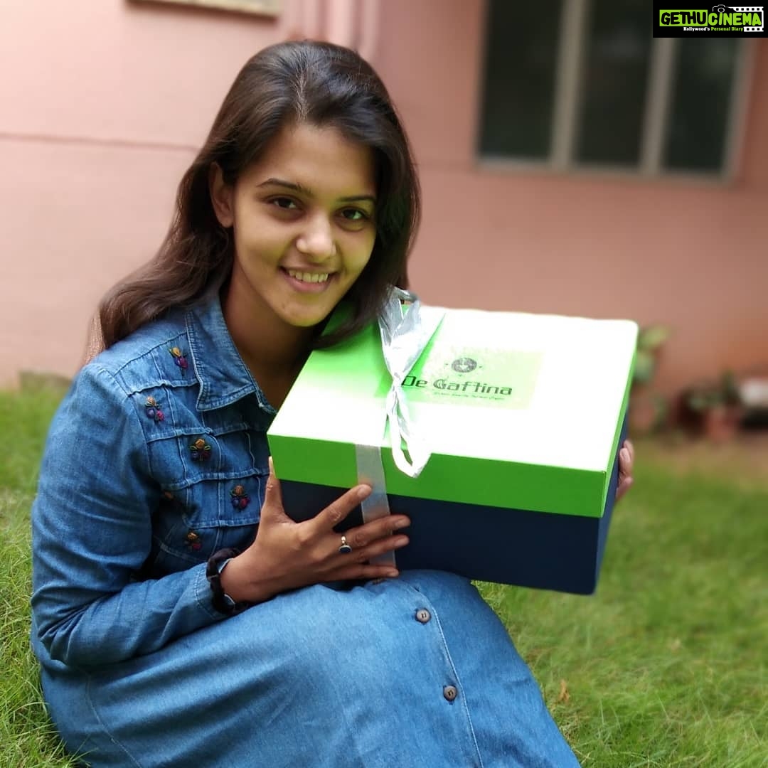 Swathishta Krishnan Instagram - Any coffee lovers here??? Just take a min to look at these goodies β€ Being a coffee addict ββ nothing can make me happier than these π thank you @decaffina For sending me these instant coffee packs. Absolutely cute packaging n loved ur mug and those roasted coffee beans. By the time I post this, my coffee is getting ready.. βββ can't wait for a sip.β€ will post my comment on the taste very soonπ