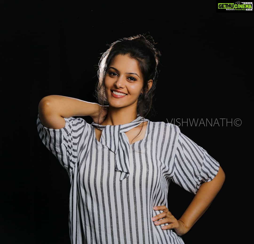 Swathishta Krishnan Instagram - On camera :@v_i_s_h_w_a__ Styling&makeover : @ganakaaviya 💓loved ur work. Wearing :@shuki.india