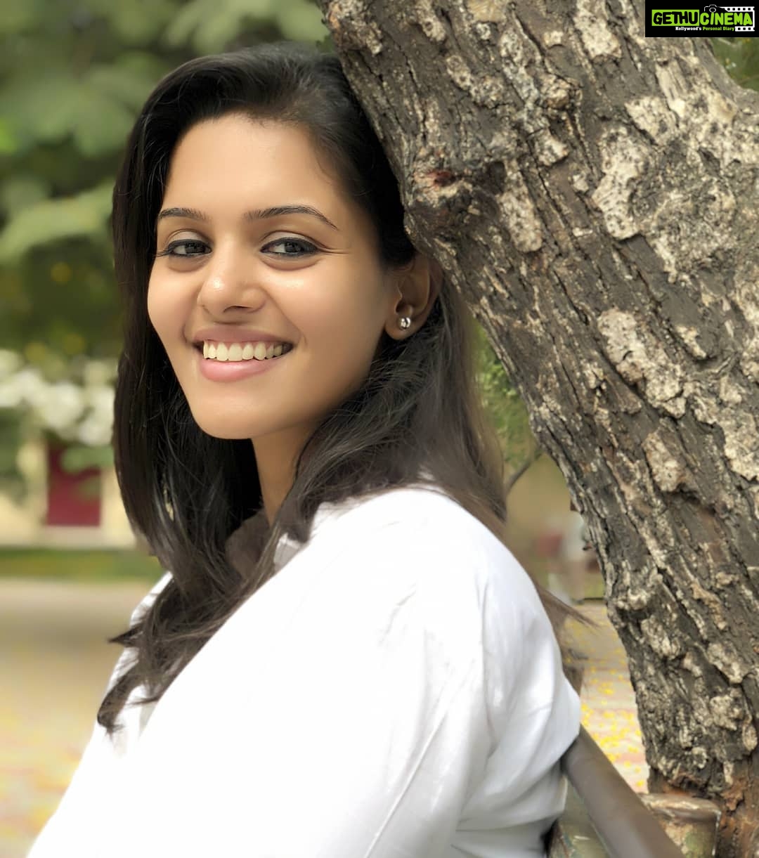 Swathishta Krishnan Instagram - Wen ur damn tired and sleepy and still ur photographer tortures u to pose, u purposely spoil it with sleepy eyes and a awful smile 😛