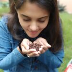 Swathishta Krishnan Instagram – Any coffee lovers here??? Just take a min to look at these goodies ❤ 
Being a coffee addict ☕☕ nothing can make me happier than these 😘 thank you @decaffina For sending me these instant coffee packs. Absolutely cute packaging n loved ur mug and those roasted coffee beans.

By the time I post this, my coffee is getting ready.. ☕☕☕ can’t wait for a sip.❤ will post my comment on the taste very soon😊