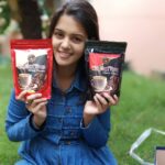 Swathishta Krishnan Instagram – Any coffee lovers here??? Just take a min to look at these goodies ❤ 
Being a coffee addict ☕☕ nothing can make me happier than these 😘 thank you @decaffina For sending me these instant coffee packs. Absolutely cute packaging n loved ur mug and those roasted coffee beans.

By the time I post this, my coffee is getting ready.. ☕☕☕ can’t wait for a sip.❤ will post my comment on the taste very soon😊