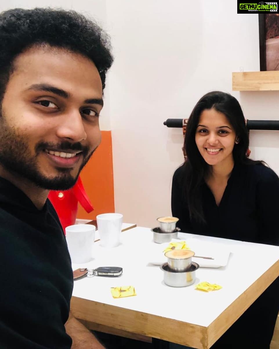 Swathishta Krishnan Instagram - When coffee addicts catch up 😁 #postbirthdaymeet #coffeeforever PS : can't forget the puma ball 😂 @samuel_sanjay @manoj_kumar_0706 @athigna