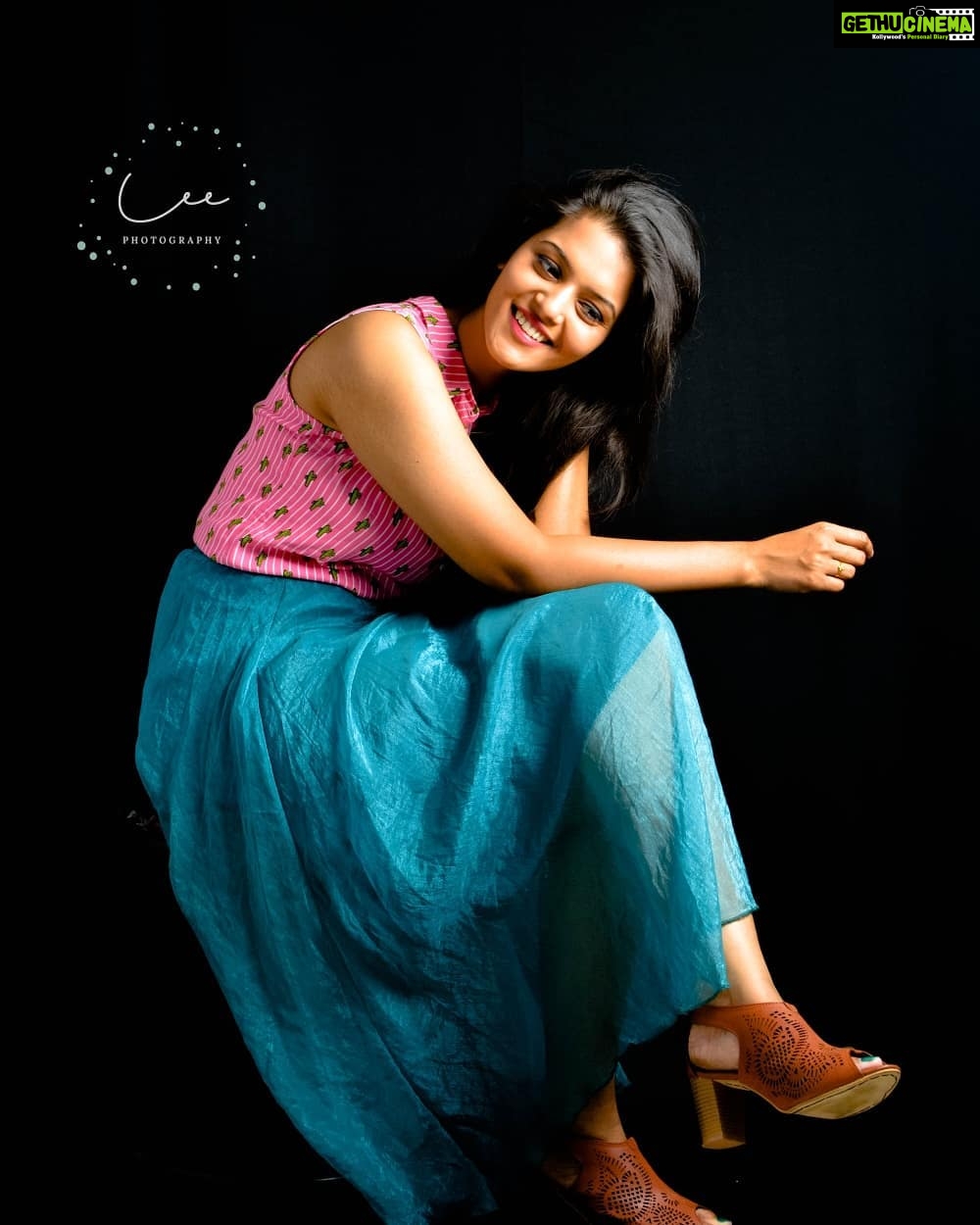 Swathishta Krishnan Instagram - On camera : @leephotogrphy @v_i_s_h_w_a__ Styling&makeup : @ganakaaviya Wardrobe : @shuki.india