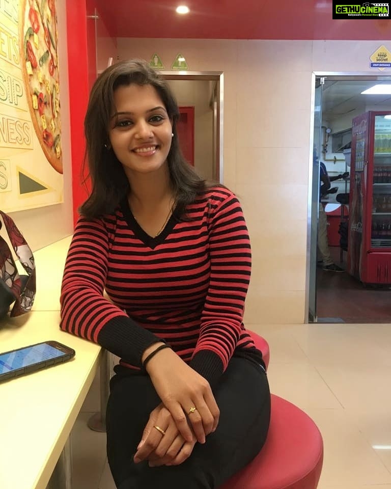 Swathishta Krishnan Instagram - 🎥📷 #sundayvibes #work Outfit : @swathirao2257