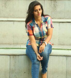 Swathishta Krishnan Instagram - Wen ur so lazy to dress up n adjust to take a snap just like tat PC: @samuel_sanjay #earlymorningscenes #nofootwear #watchwhichisabsolutelyodd #messyhairasalways #nomakeup #nofilters #notagoodposer