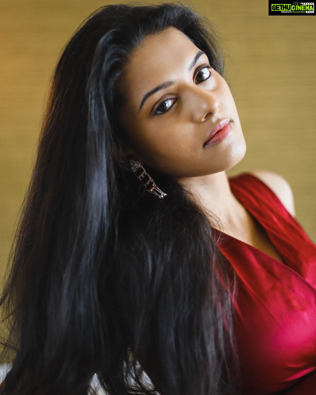Swathishta Krishnan Instagram - Calm over chaos π . . . . .Captured by @johan_sathyadas @johnferri.1111 Makeup @irismakeupandhair Hair @ranjitha_hairstylist Wearing @sameenasofficial Jewelry : @fineshinejewels . . . #redgowns #behindwoodsgoldmedals #tamilactors #indiaglitztelugu #malayalamcinemas #malayalammoviesongs #mollywood #telugucinema #tamil #kollywoodmovie #jewellery #gowns #bluegown #tiktokgirls #tamilheroines #behindwoods #behindwoodsgoldmedals#malayalamsongs #malayalamcinema #malayalamsongs #malayalam #malayalamheroines #malayalammonday #kollywoodqueen