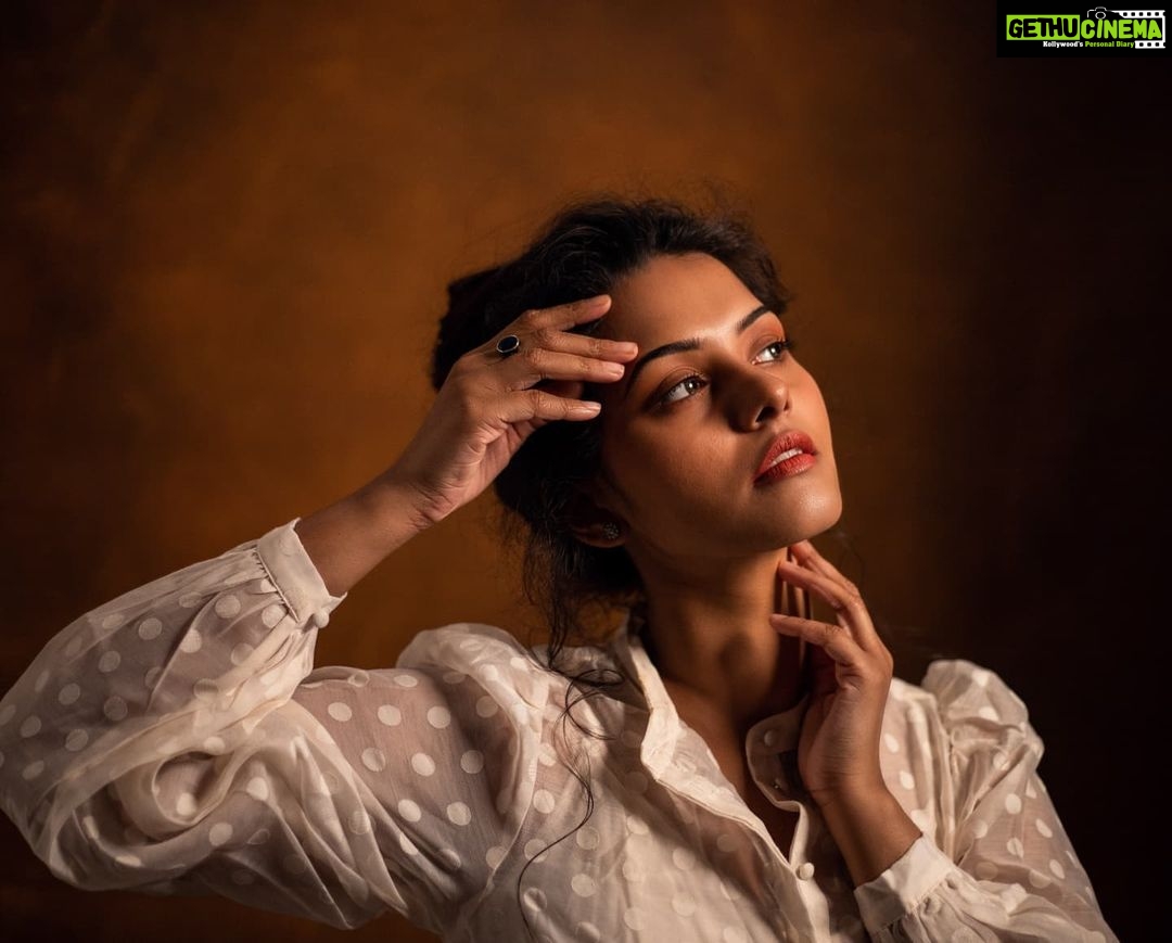 Swathishta Krishnan Instagram - Lost 😔.. . . .. Captured @gilbertphotographer Styling @label_niranjani Wearing @hm Makeup @meghna_makeoverartistry . . .