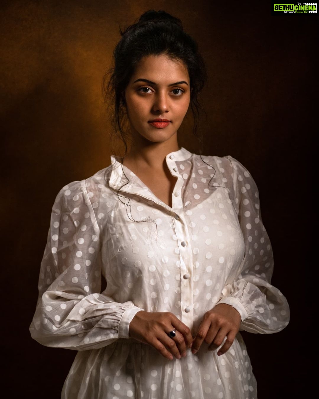 Swathishta Krishnan Instagram - New pic ❤️😊😊 . . . Captured @gilbertphotographer Styling @label_niranjani Makeup @meghna_makeoverartistry . . . . Aura Studios