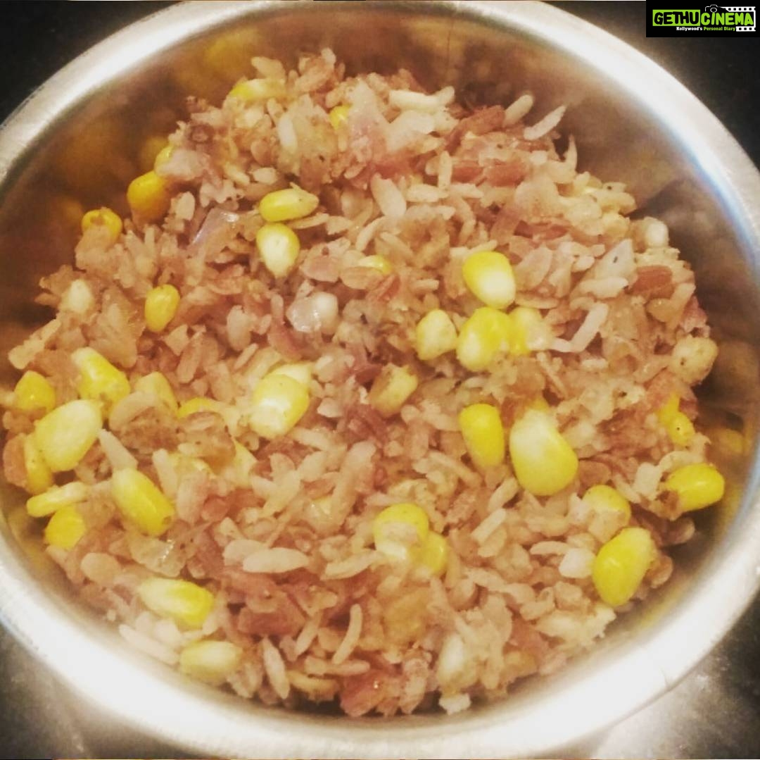 Swathishta Krishnan Instagram - Tats how u make ur diet food yummy 😛 #cornpoha #redpoha #pohalove #corn #today'slunch #mypreparation #cookingskills #ketodiet #dietfood #eathealthystayhealthy 💪