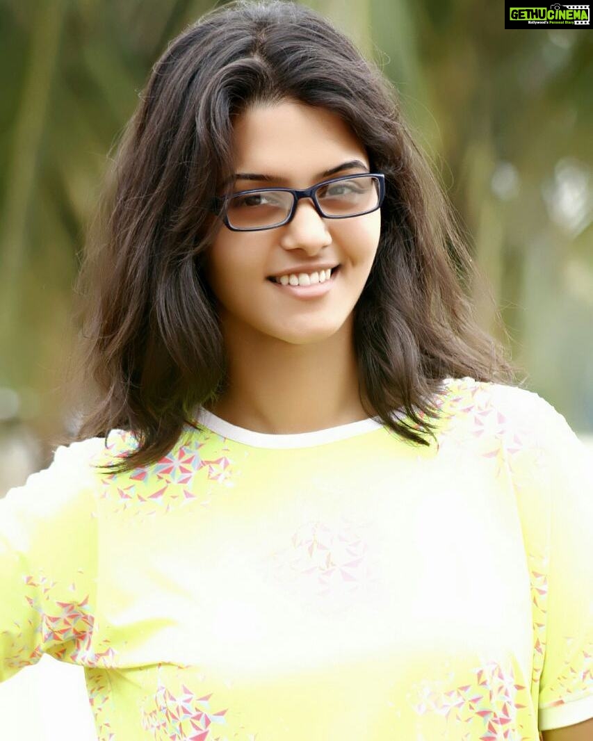 Swathishta Krishnan Instagram - #photoshoot #plainface #beingnatural  #nerdlook - Gethu Cinema