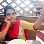Swathishta Krishnan Instagram - Wen ur food gets delayed jus play with a APP 😛 #1stvideopost #boredom #selfielove #instagood #instafamily #living2eat😂 Buhari Hotel Ashok Nagar