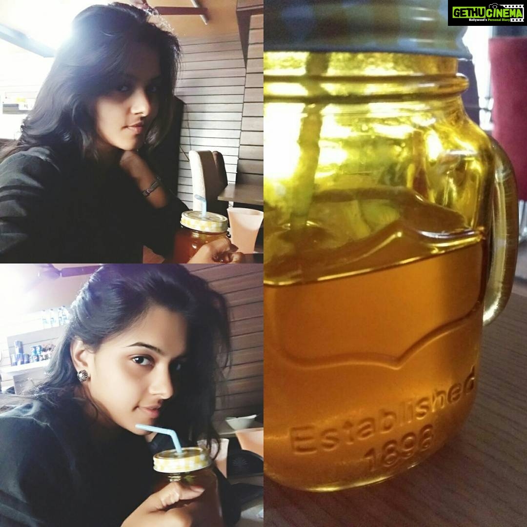 Swathishta Krishnan Instagram - It doesn't look like a December afternoon 🌞🌝 #afternoonswithdrinks #hotttday #chilling #cafetimeitis #myfavplace #regularcustomer😁 #myfavgooodieee #lemonicetea #nosharing #sippingitforanhour😂 Coffee&Friendz