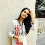 Swathishta Krishnan Instagram – Wen u try to pose n one monkey spoils it @athigna 😣😣😣 Coffee&Friendz
