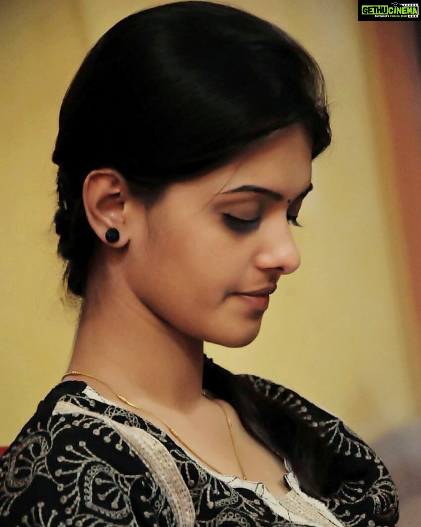 Swathishta Krishnan Instagram - #workingstill #candid #nomakeup #nofilter #waitingggg4therelease 😊😊