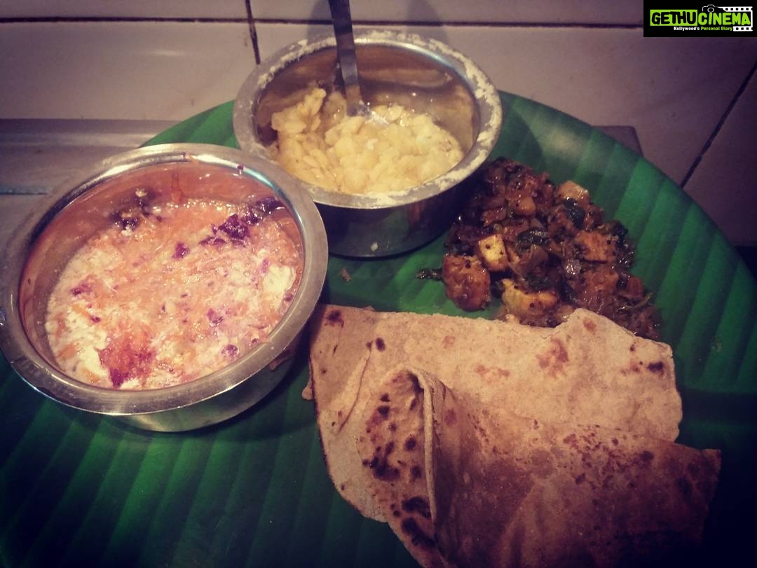 Swathishta Krishnan Instagram - Wholesome lunch 4 weightloss😊 #boileddal #roti+paneerspinachgravy #carrotnbeetrootcabbagewithcurd #eathealthy #stayfit💪 #stayawesome