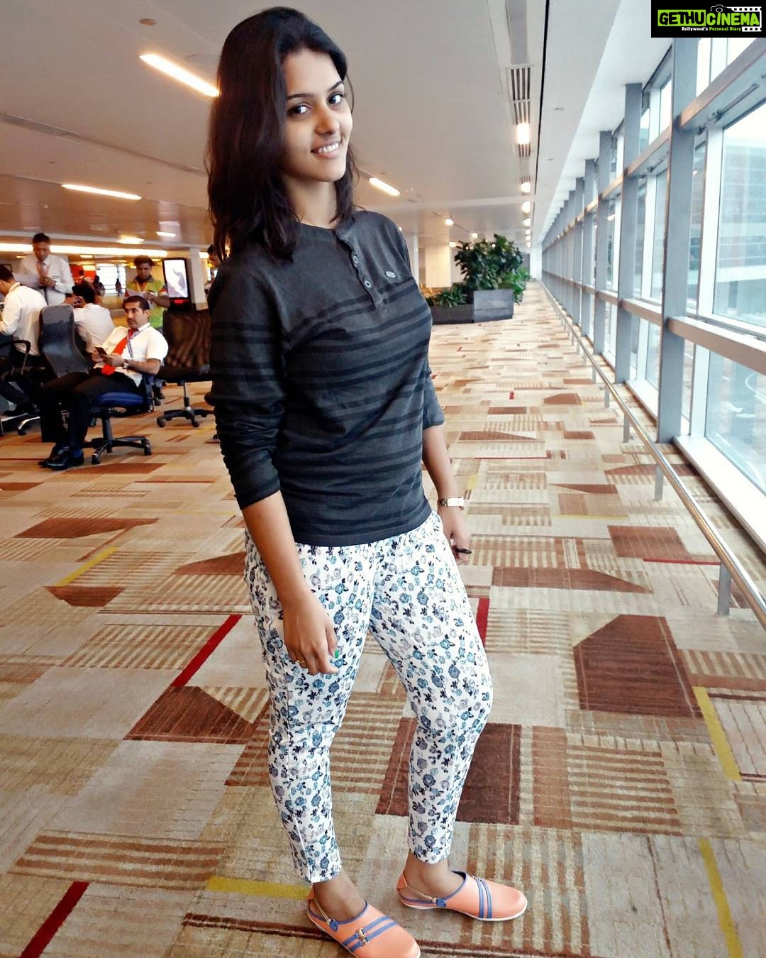 Swathishta Krishnan Instagram - #morningscenes #delhii #badlyraining #eventmode #foragudcause Indra Gandhi International Airport T 3