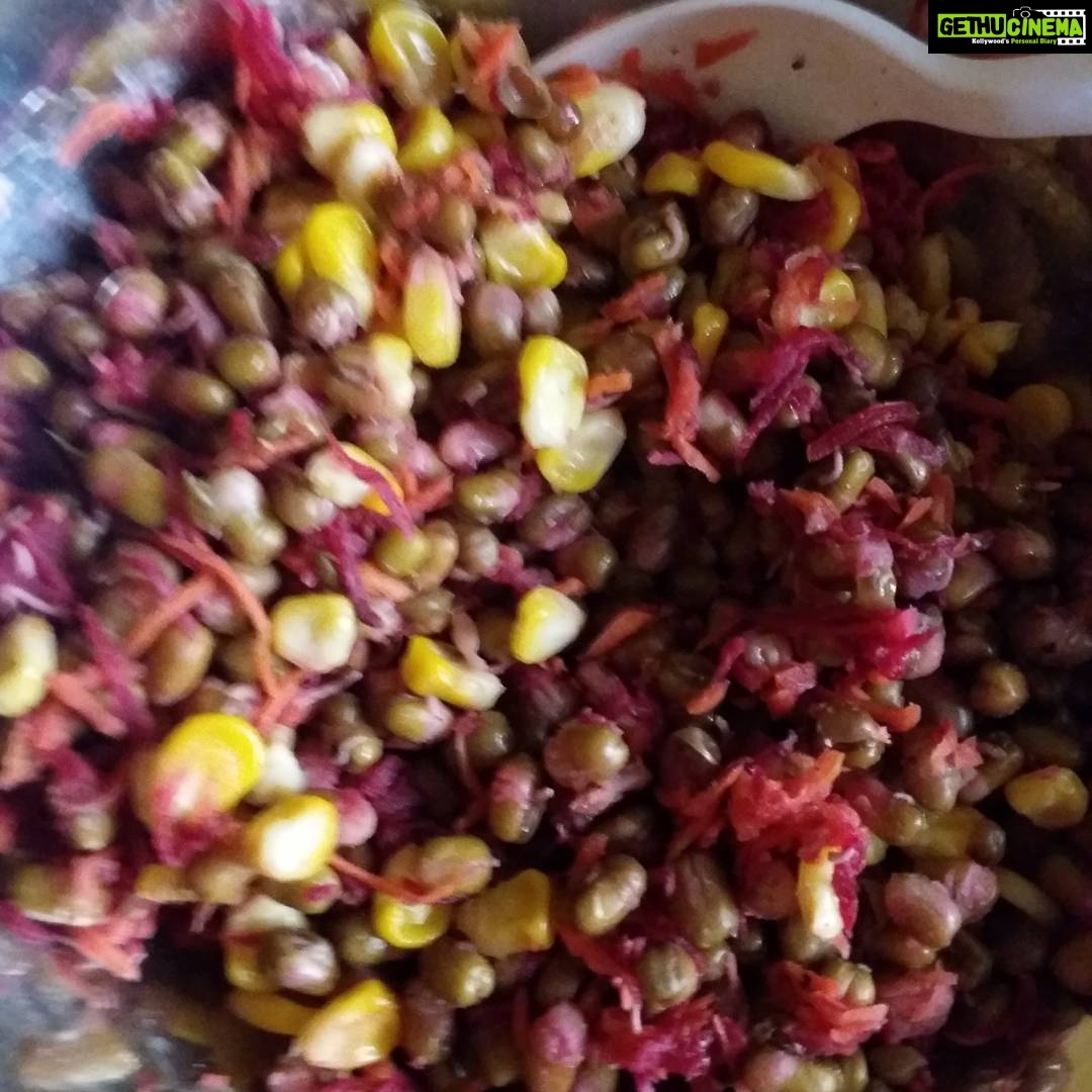 Swathishta Krishnan Instagram - Wholesome breakfast after a terrific workout session 💪 #sprouts #sweetcorn #carrot #beetroot 👅🍜🌽