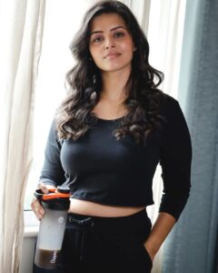 Swathishta Krishnan Instagram - LIFE GOES FASTER ON PROTEIN....
.
.
.
For @originprotein - Their flavours are amazing 🤩. 
PS - vannila and strawberry are my favorite...
Comfortable attire from @demozastores ..
PC @thatmadraskaran 
Makeover @keerthana_makeupartistry 
Location @thebelstead