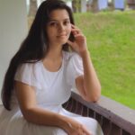 Swathishta Krishnan Instagram - Aaromale 🤍 @tuskershillbypoppys . . . . #whitedress #photography #style #ootd #model #beautiful #photooftheday #naturelovers #motherearth #actress #tollywood #malayalamactress #mollywood #vtvmovie #aaromale #vacation #holidayseason #winter Tuskers Hill by Poppys