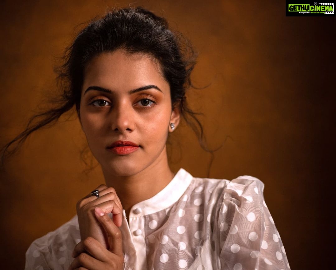 Swathishta Krishnan Instagram - Lost 😔.. . . .. Captured @gilbertphotographer Styling @label_niranjani Wearing @hm Makeup @meghna_makeoverartistry . . .