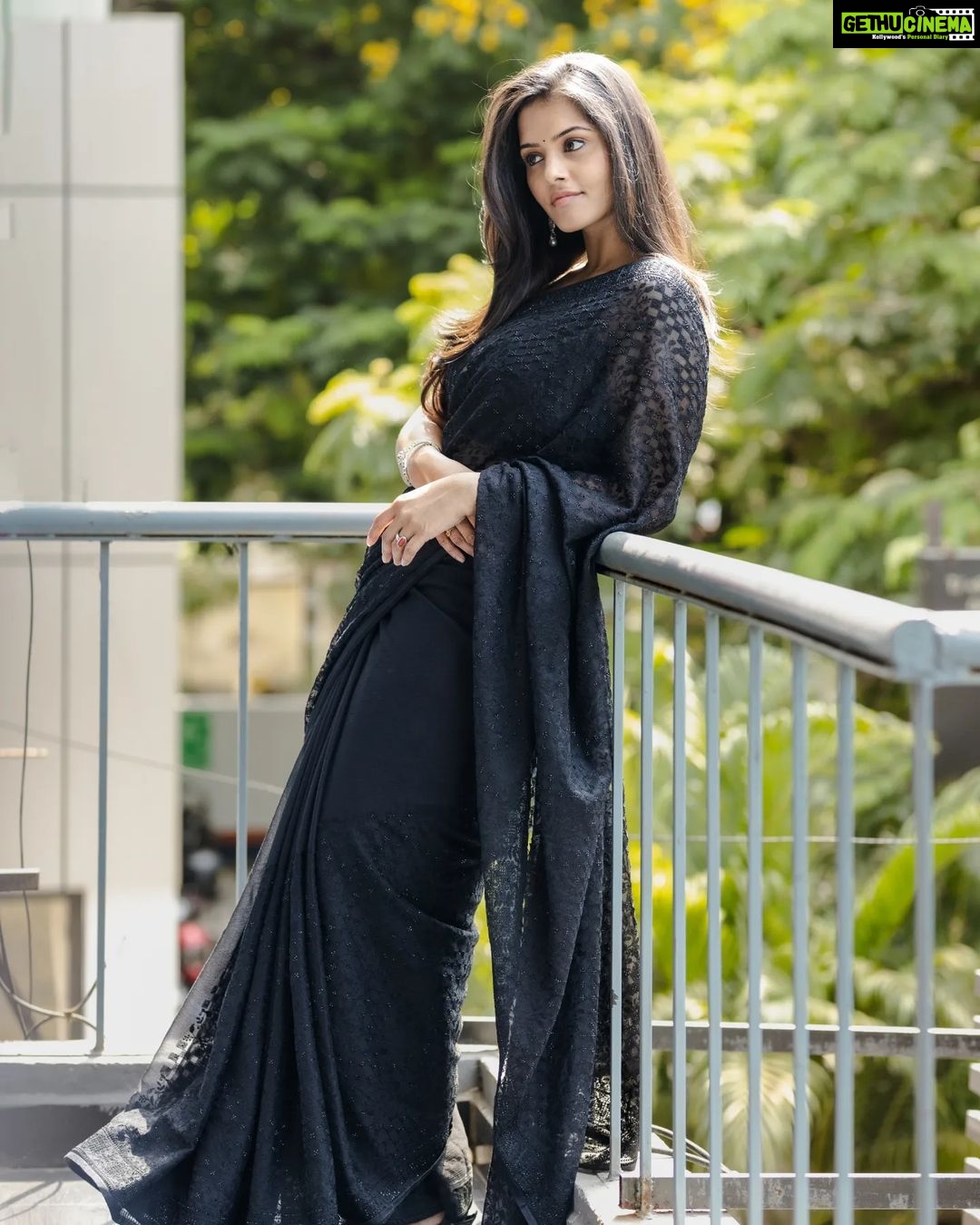 Swathishta Krishnan Instagram - Quick fix 🖤 Thank you @thatmadraskaran for giving the best in 5minutes Thank you darling @vickys_makeover_studio Hairdo @whamsalon Beautiful saree from @shanus_boutique . . . . . . #vikramfromjune3 #vikrampromotion #blacksaree #kamalhaasanvikram #fahadhfaasil #kamalhaasan #vikram #surya #lokeshkanagaraj #vijaysethupathi #anirudh #redgiants #udhaynidhistalin #vijaytv #sonymusic #sonysouthmusic #hotstar #rajkamalfilmsinternational