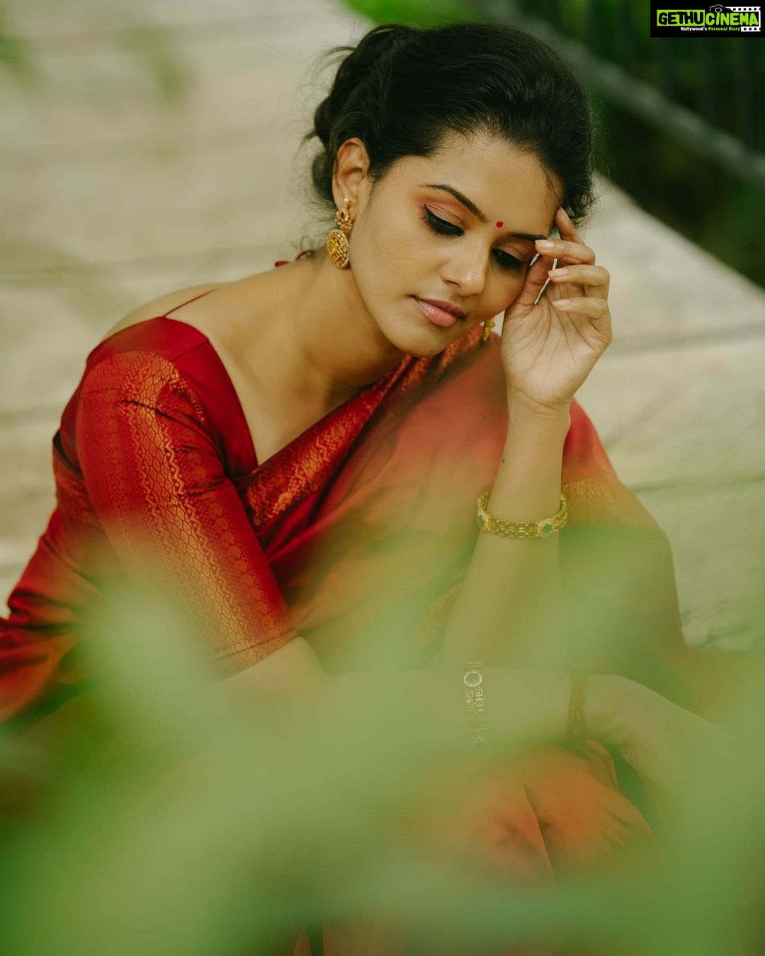 Swathishta Krishnan Instagram - Livin' a red saree kinda life ❣️❣️ . . . .Shot for @swarnasaris organised by @jeffreypaulll Pc @bhoopalm_official Makeover @harshahairandmakeup @meghna_makeoverartistry Styling @indu_ig Saree drapist @manisareedrapist Location @sppgardens . . . #tamilactors #indiaglitztelugu #malayalamcinemas #malayalammoviesongs #mollywood #telugucinema #tamil #kollywoodmovie #jewellery #gowns #bluegown #tiktokgirls #tamilheroines #behindwoods #behindwoodsgoldmedals#malayalamsongs #malayalamcinema #malayalamsongs #malayalam #malayalamheroines #malayalammonday #kollywoodqueen #behindwoods #indiaglitzmalayalam #asianet