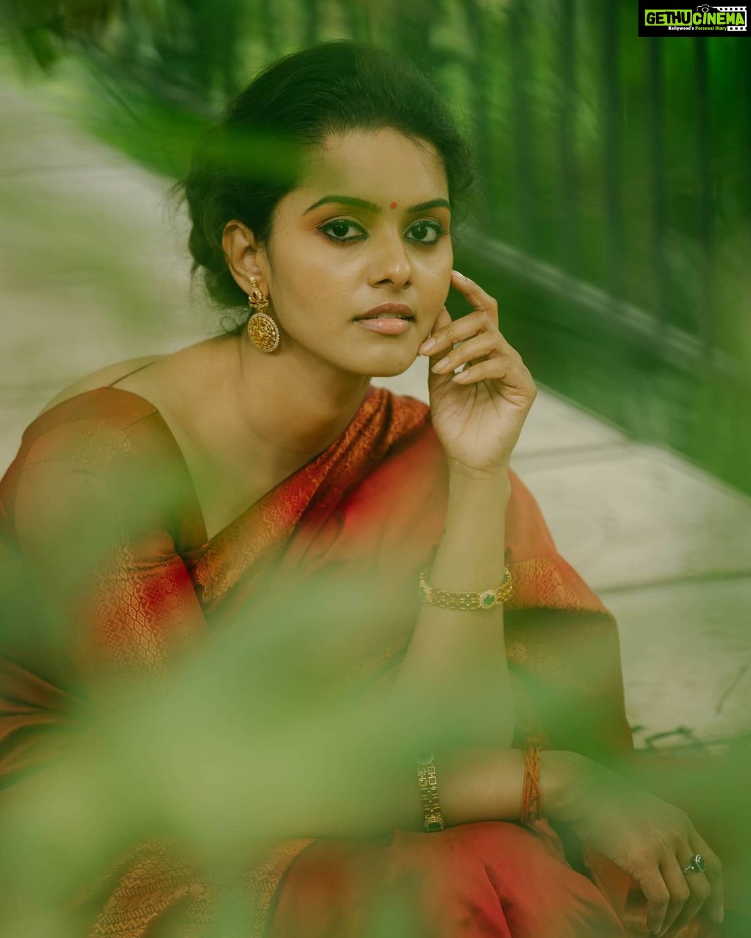 Swathishta Krishnan Instagram - Never ending saree stories❤️.... . . Shot for @swarnasaris organised by @jeffreypaulll Pc @bhoopalm_official Makeover @harshahairandmakeup @meghna_makeoverartistry Styling @indu_ig Saree drapist @manisareedrapist Location @sppgardens . . . #tamilactors #indiaglitztelugu #malayalamcinemas #malayalammoviesongs #mollywood #telugucinema #tamil #kollywoodmovie #jewellery #gowns #bluegown #tiktokgirls #tamilheroines #behindwoods #behindwoodsgoldmedals#malayalamsongs #malayalamcinema #malayalamsongs #malayalam #malayalamheroines #malayalammonday #kollywoodqueen #behindwoods #indiaglitzmalayalam #asianet