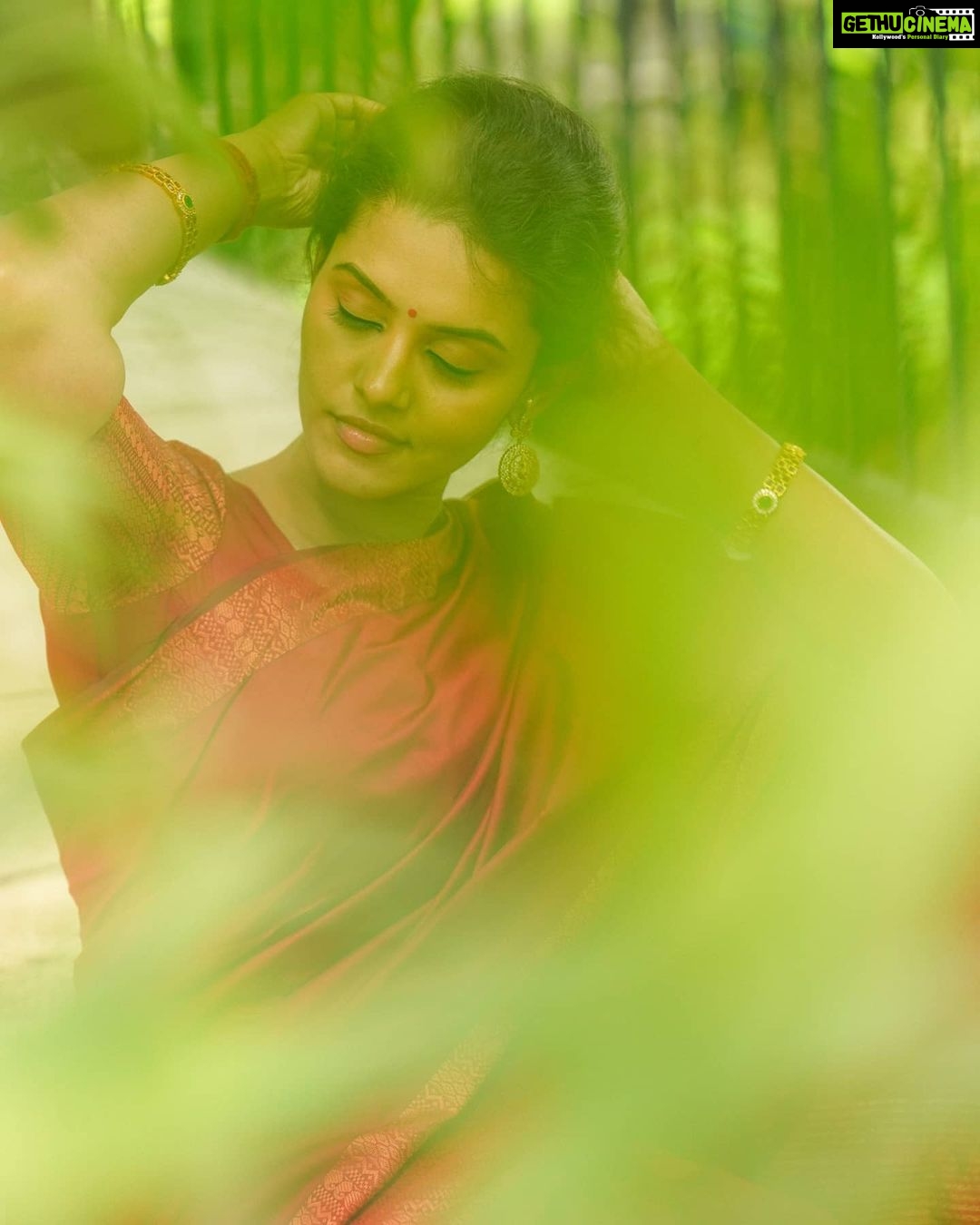 Swathishta Krishnan Instagram - Never ending saree stories❤️.... . . Shot for @swarnasaris organised by @jeffreypaulll Pc @bhoopalm_official Makeover @harshahairandmakeup @meghna_makeoverartistry Styling @indu_ig Saree drapist @manisareedrapist Location @sppgardens . . . #tamilactors #indiaglitztelugu #malayalamcinemas #malayalammoviesongs #mollywood #telugucinema #tamil #kollywoodmovie #jewellery #gowns #bluegown #tiktokgirls #tamilheroines #behindwoods #behindwoodsgoldmedals#malayalamsongs #malayalamcinema #malayalamsongs #malayalam #malayalamheroines #malayalammonday #kollywoodqueen #behindwoods #indiaglitzmalayalam #asianet