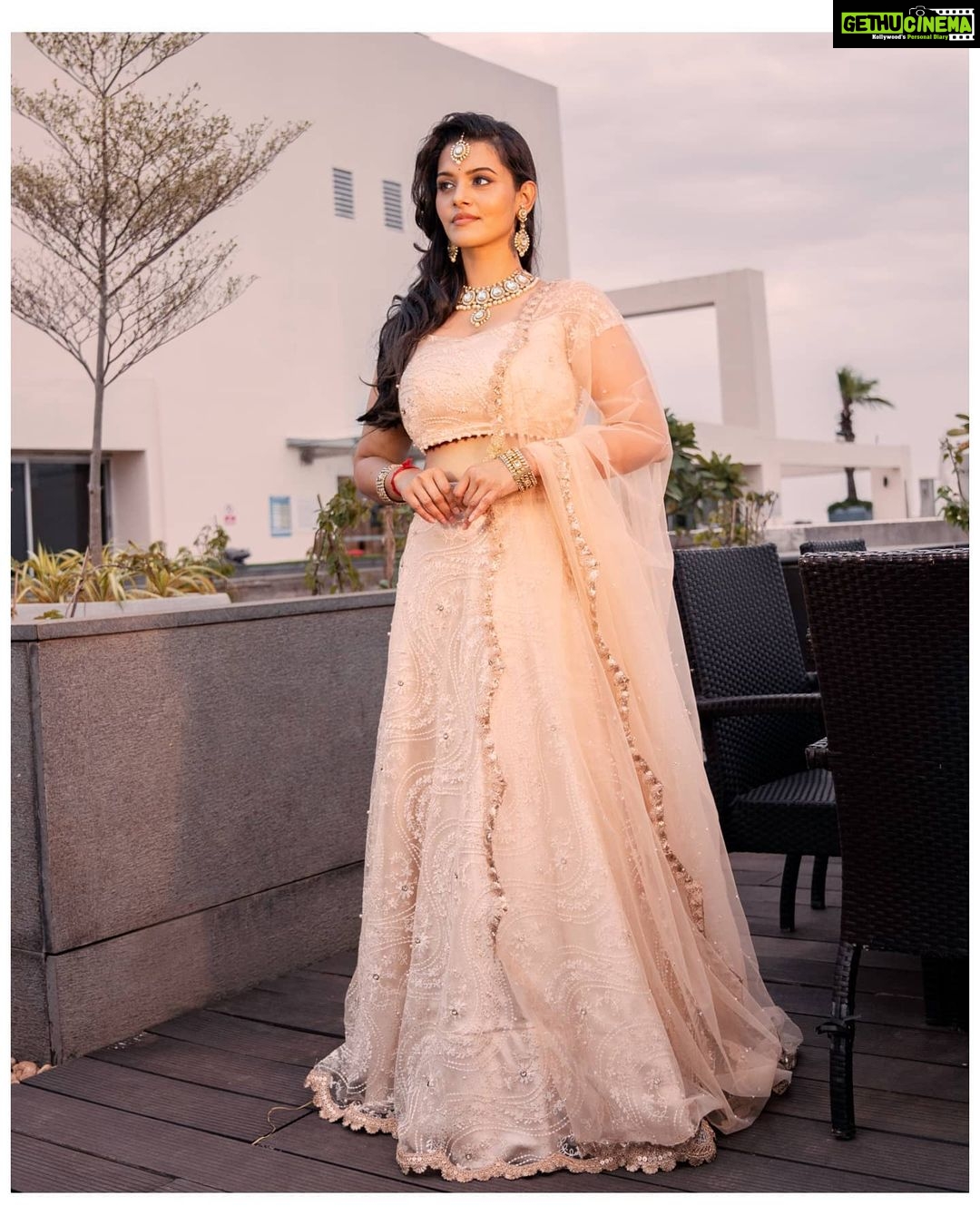 Swathishta Krishnan Instagram - Golden Glow ❣️❣️ . . Captured by @johan_sathyadas Edit @johnferri.1111 Wearing @sameenasofficial Makeup @anushyaa_mua Jewelry @aaranyarentaljewellery Hairdo @imaikkaa_by_nivi Location @somersetchennai . . . . #behindwoodsgoldmedals #tamilactors #indiaglitztelugu #malayalamcinemas #malayalammoviesongs #mollywood #telugucinema #tamil #kollywoodmovie #jewellery #gowns #bluegown #tiktokgirls #tamilheroines #behindwoods #behindwoodsgoldmedals#malayalamsongs #malayalamcinema #malayalamsongs #malayalam #malayalamheroines #malayalammonday #kollywoodqueen